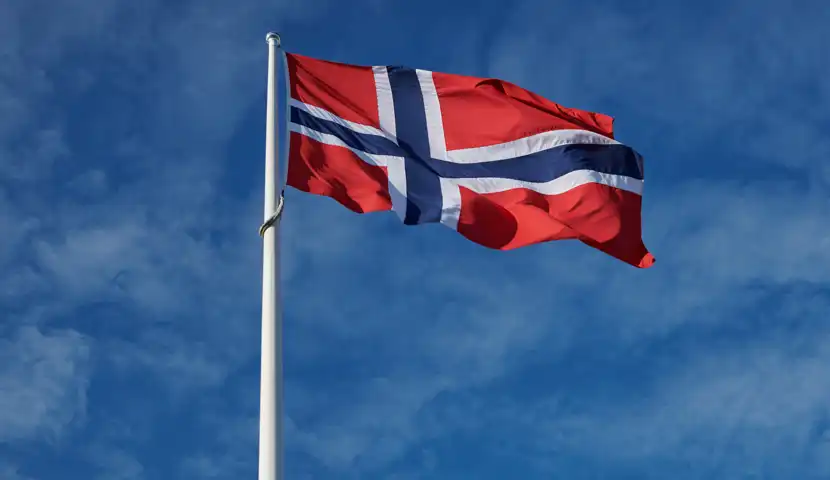 Flaggheising foran Lillestrøm rådhus.