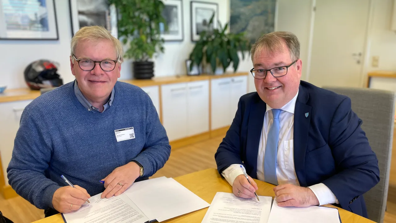 Pål Mikkelsen og Kjartan Berland smiler og ser i kameraet