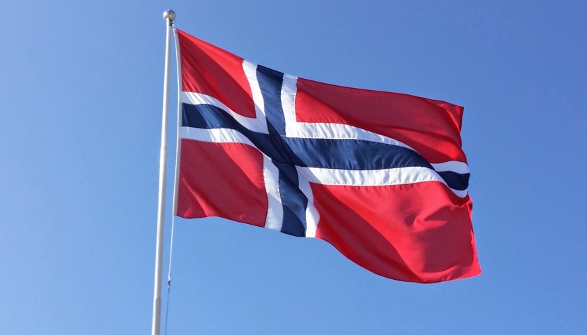 Norsk flagg vaier i vind