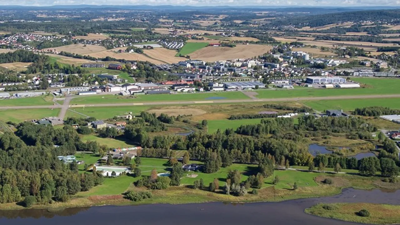 Sommerlig flybilde over Kjeller