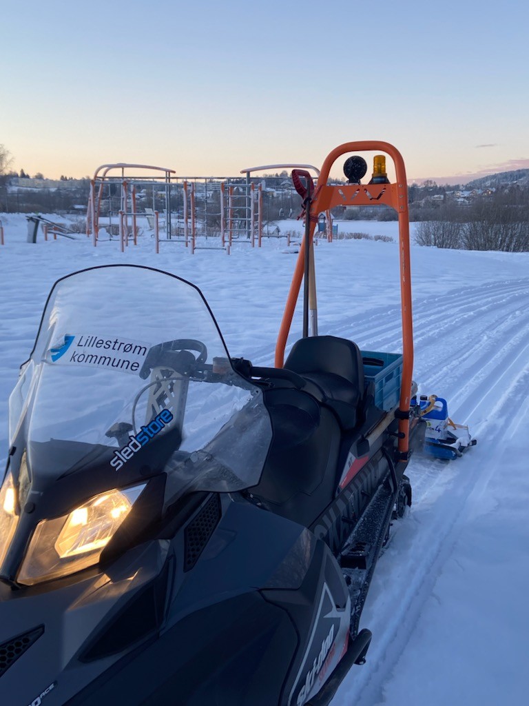 Bilde av snøscooter som har kjørt opp løype på Bondetangen