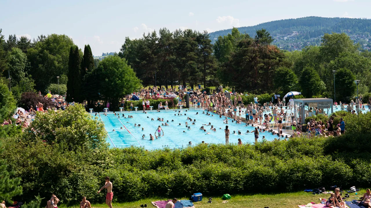 Nebbursvollen friluftsbad med barn i bassenget