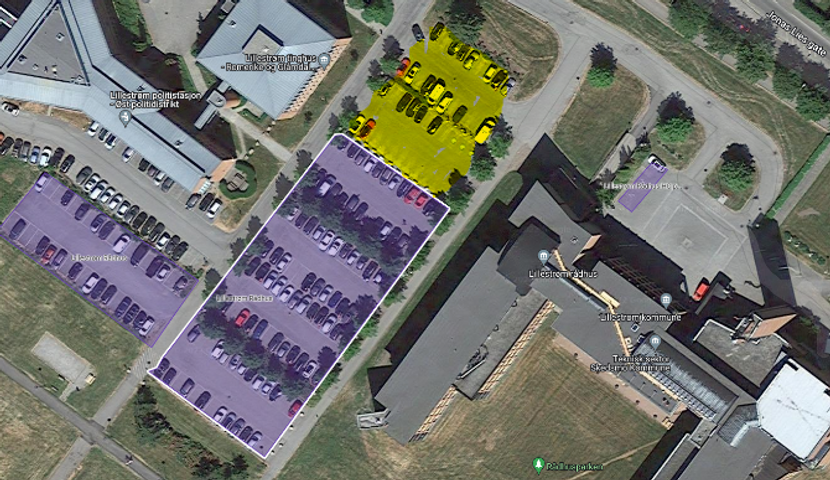 Bildet viser parkeringsplasser ved Lillestrøm rådhus. Parkeringsplassene ligger mellom rådhuset og politihuset.