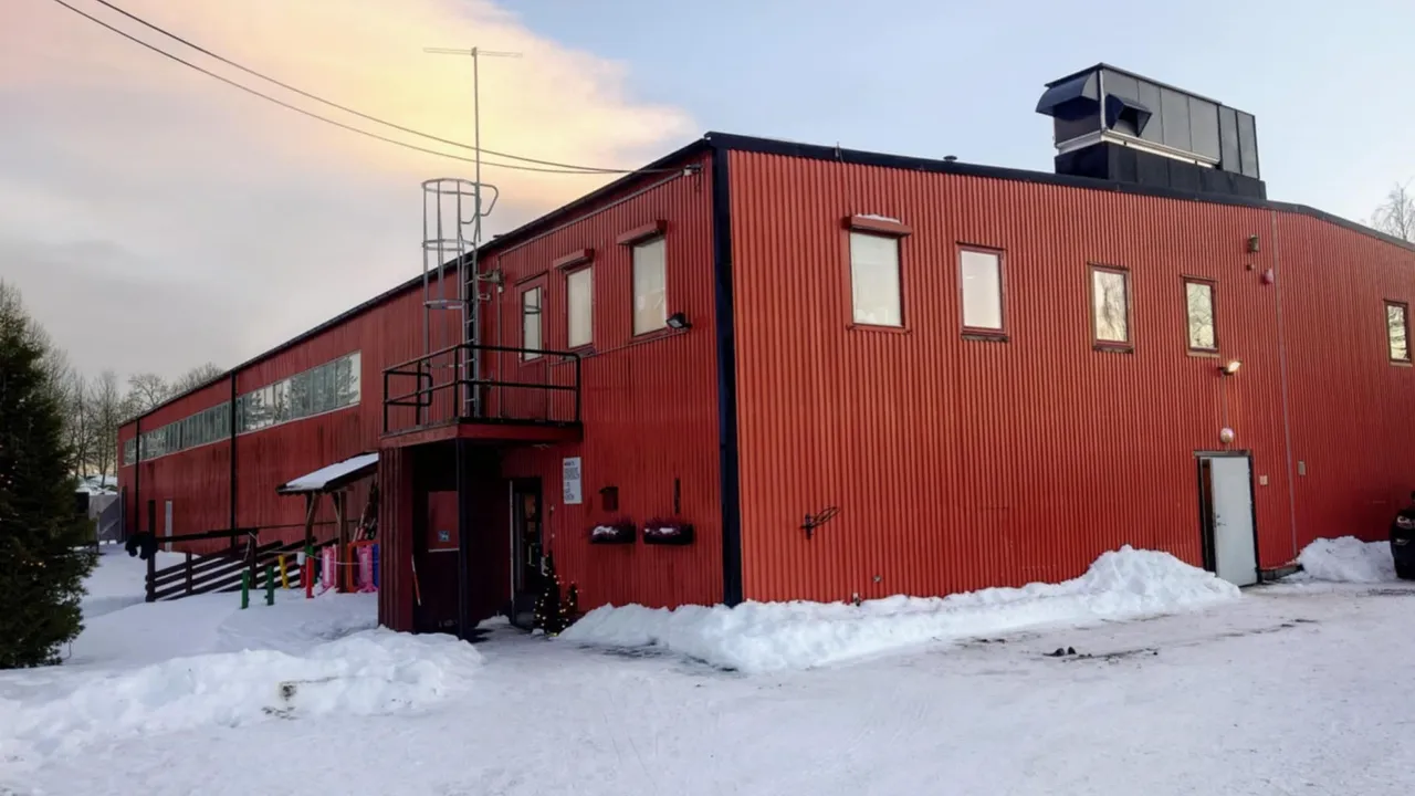 Bildet av ridehallen på Sørum fritidsgård vinterstid