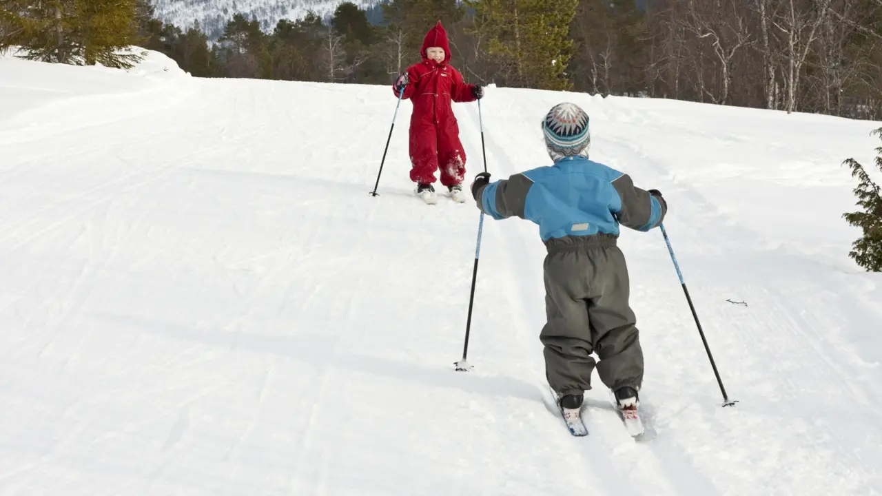 Barn som går på ski.