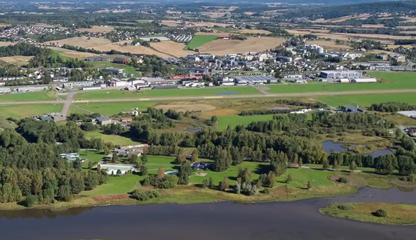 Sommerlig flybilde over Kjeller