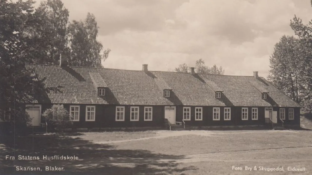 Bilde: Gammelt bilde av bygninger på Blaker skanse.